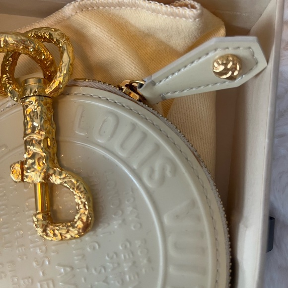 LOUIS VUITTON
Limited Edition Perle Vernis Trunks & Bags Round Coin Purse - Picture 12 of 13